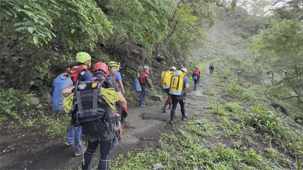飛龍瀑布10人溯溪意外　目前至少2死、3人失聯持續搜救中