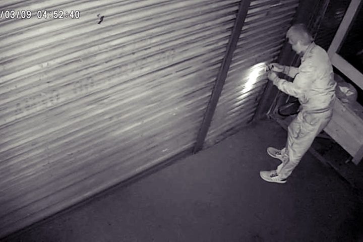 只靠把剪刀就偷遍整條街！遭竊業者苦笑：馬蓋先？