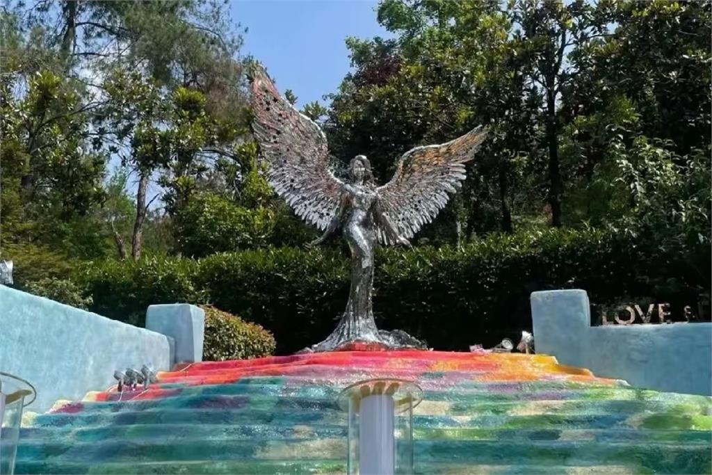 已故歌手李玟雕像「佇立烈士陵園」挨轟　園方出面回應了