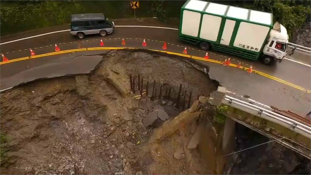 連日豪雨狂瀉 南投埔霧公路坍方現天坑