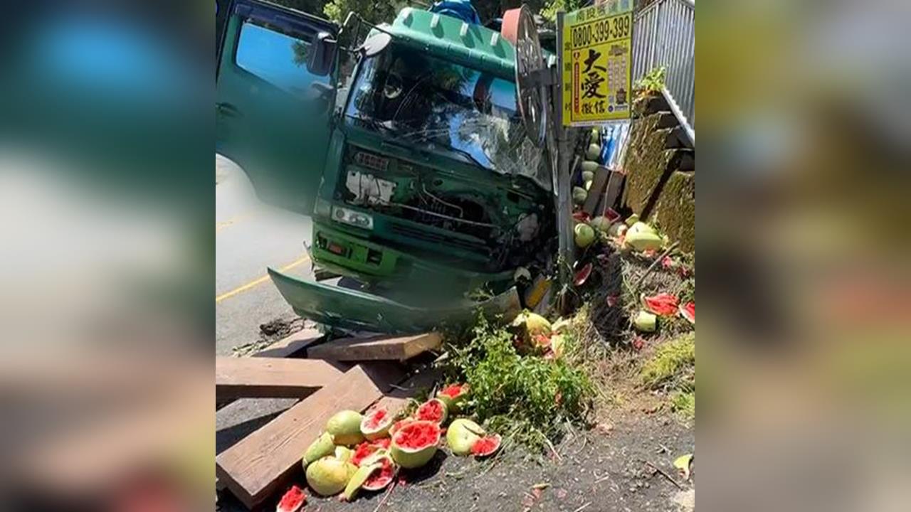 別人翻車我買瓜！清境貨車車禍　1顆西瓜2百便宜賣