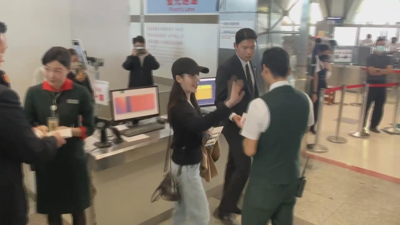 AAA落幕!IU橫掃6項大獎 朴寶劍現身小港機場揮手告別