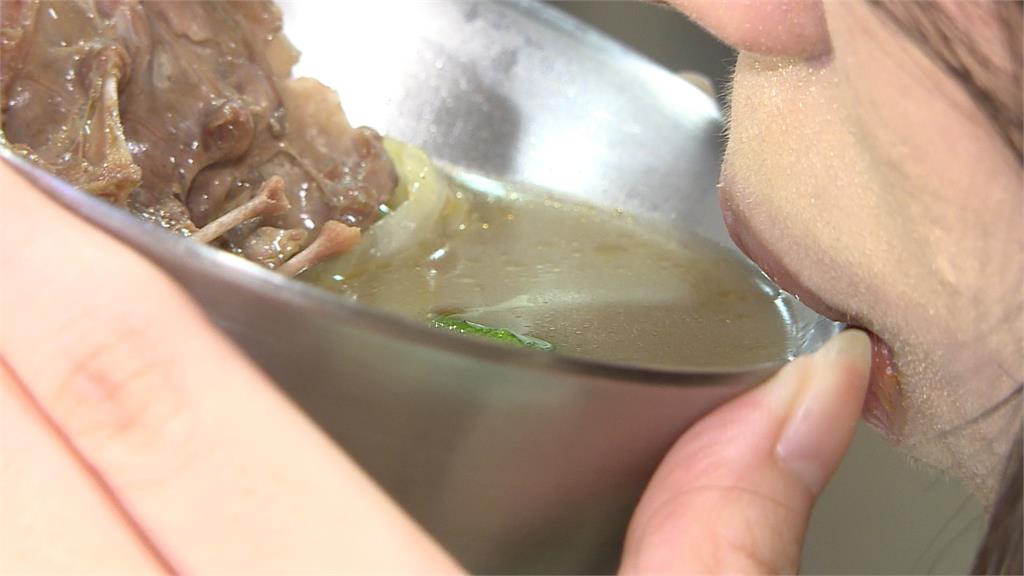 冬天吃薑母鴨出店門倒地！醫師籲注意室內外溫差　血管收縮有風險