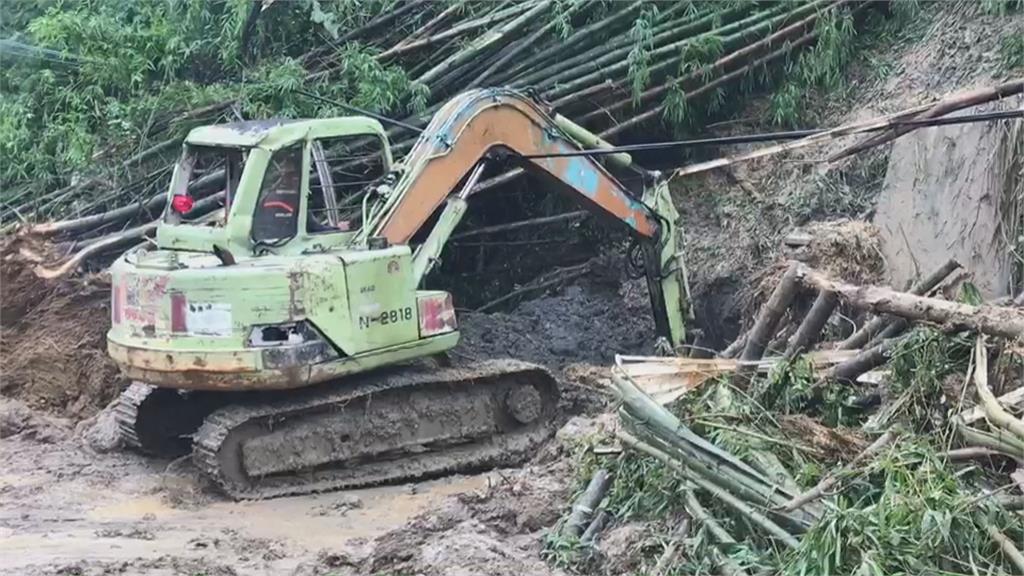 台20線連3天大雨山坡滑落 　「轟」一聲電桿斷了 