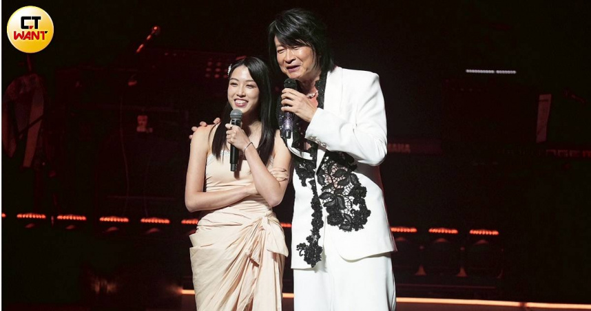 最美星二代現身助陣老爸開唱 游鴻明自爆:我也包養她20幾年了!