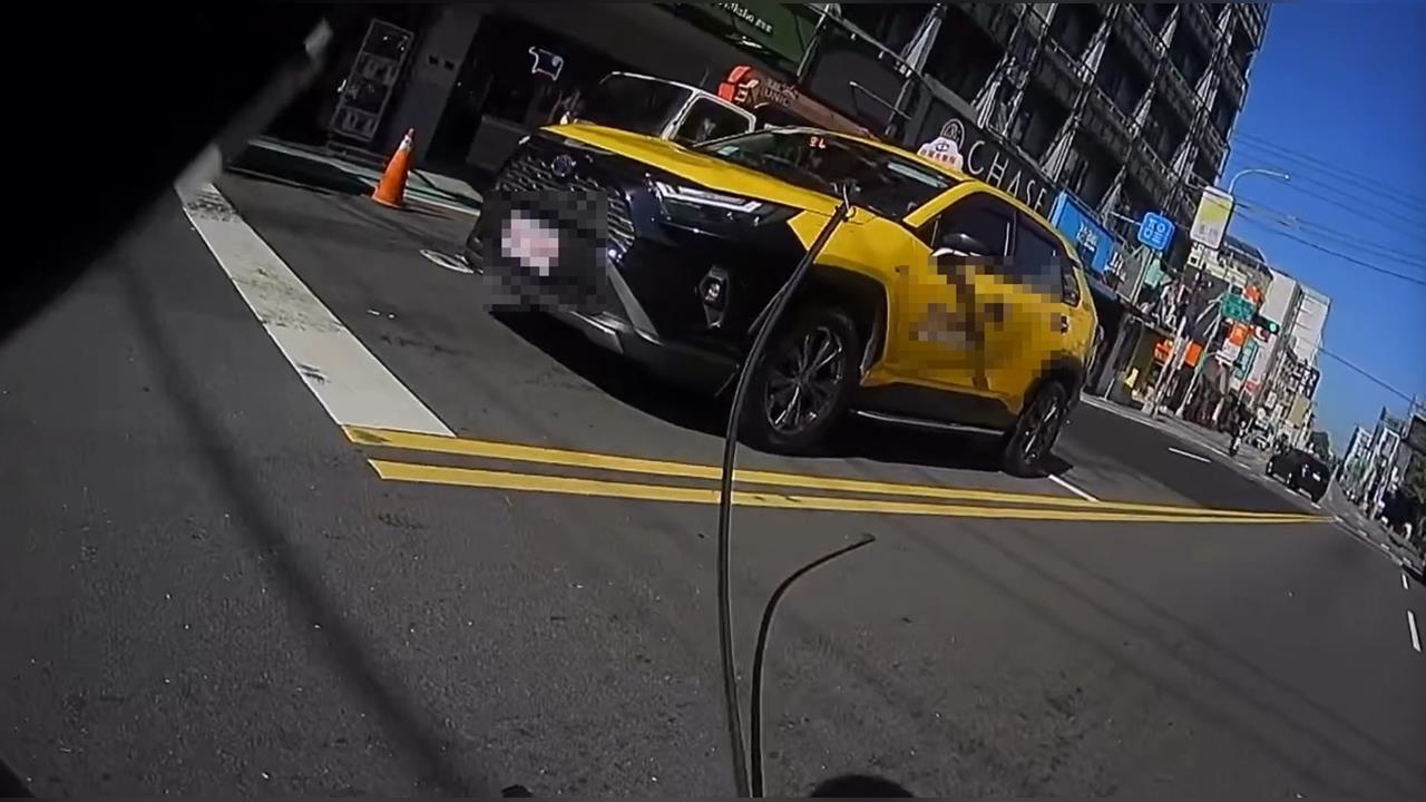 超驚險！　電纜線從天降　險擊落機車女騎士