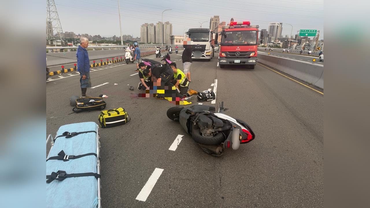 快新聞/新北成蘆橋驚悚車禍!73歲翁開車猛撞 女騎士噴飛頓失生命跡象