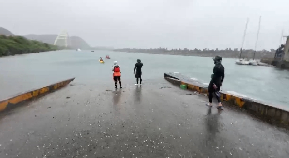 快新聞/海大訓練獨木舟突大雨來襲! 「逾20人一度落海」海巡人員等急救援