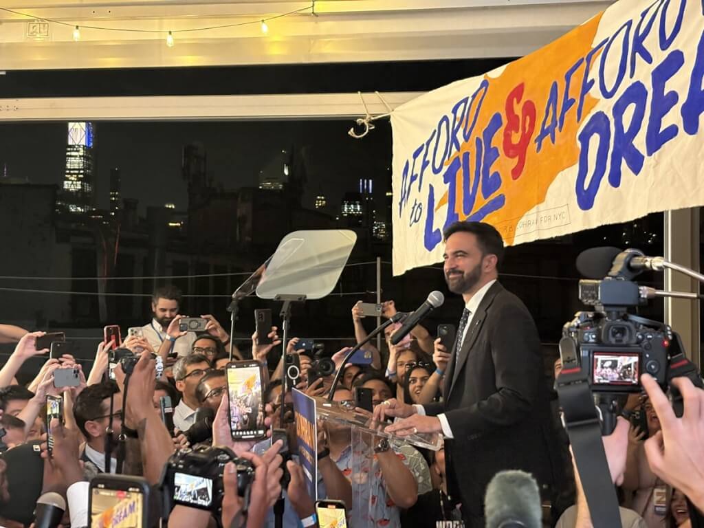 快新聞／美紐約市長民主黨初選結果出爐　進步派候選人爆冷勝出建制派老將