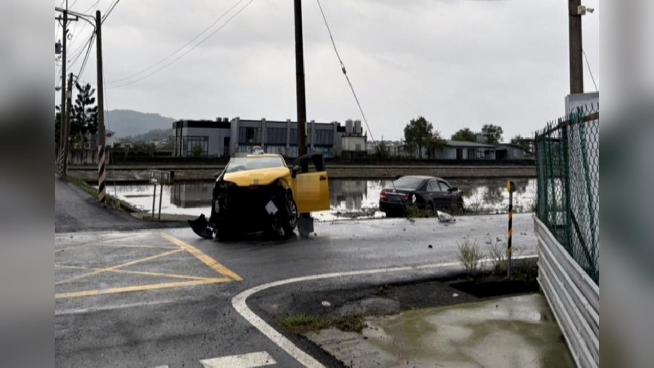 出事了! 宜蘭田"又種出車" 路口相撞一車摔入田