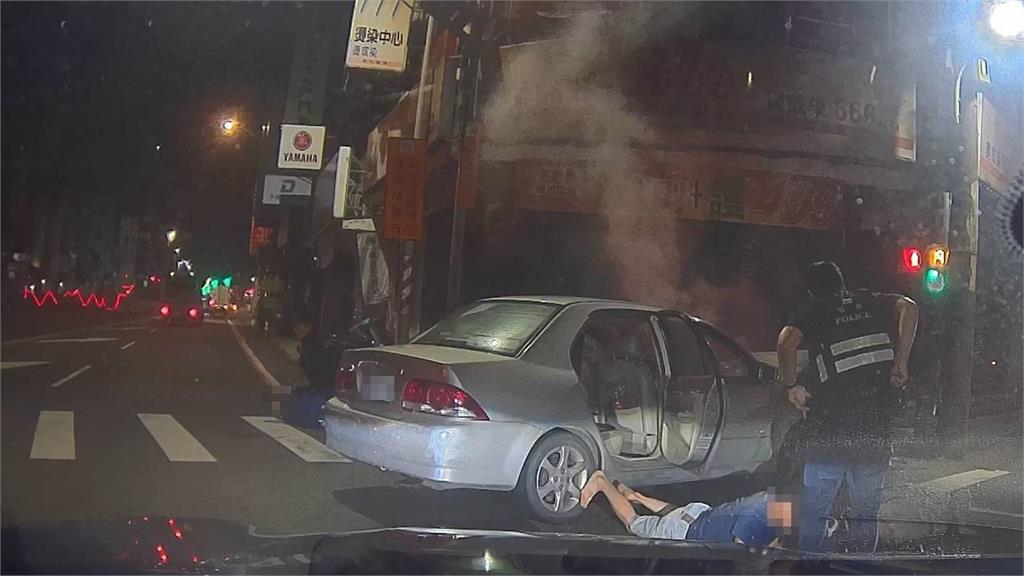 【有片】又是喪屍煙彈！違規拒檢加速逃　撞到車子冒煙還不下車
