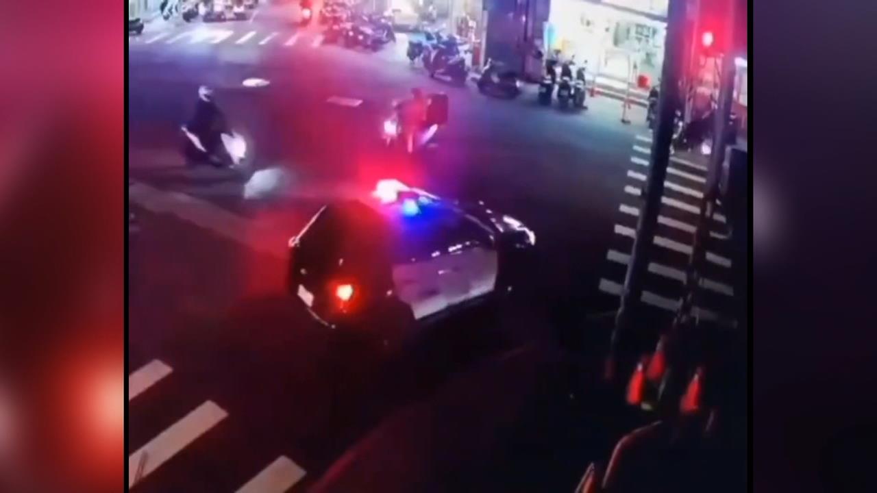 警車晚間支援勤務與機車擦撞 騎士擦挫傷