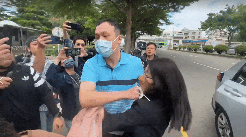 快新聞／衝突片！五億高中生配偶出庭遭嗆「只會跟法官哭」　竟動手扯人口罩