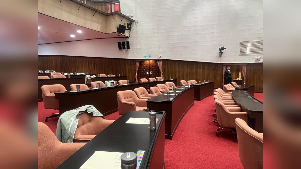 快新聞／彈劾總統鬧劇「自家人也不挺」！藍白僅4人列席　議場唱空城畫面曝