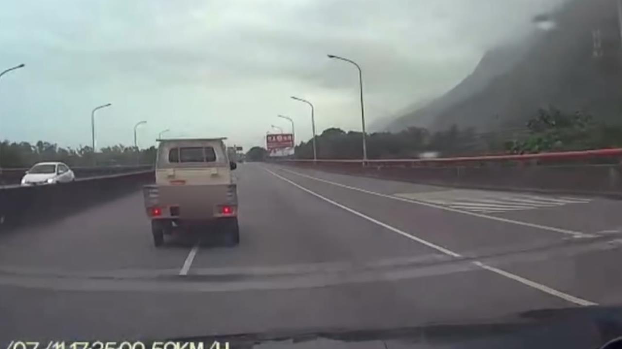 台九線小貨車危險蛇行　駕駛辯稱找手機「3毒皆陽」