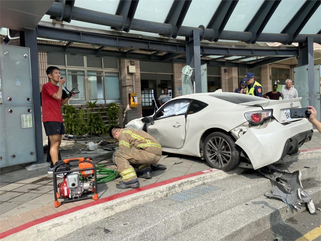 快新聞／自小客車衝撞新市火車站 駕駛意識模糊搶救中