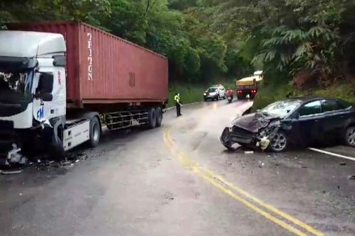 蘇花公路車禍2傷 小客車超車不慎撞貨車