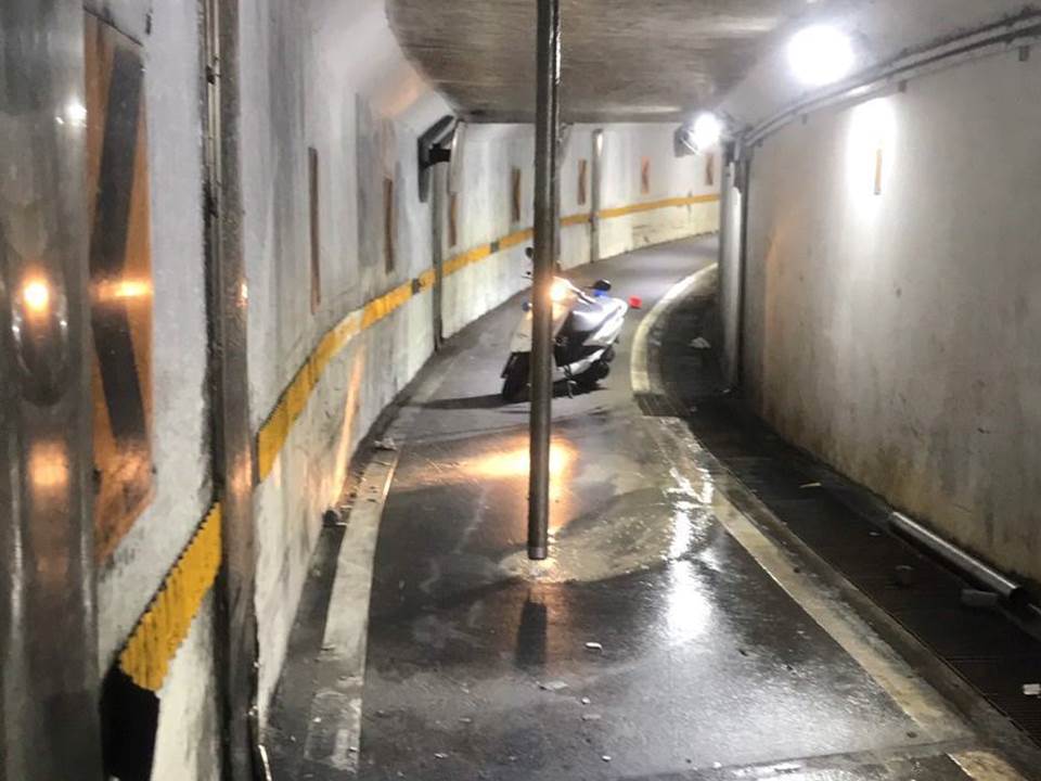 快新聞／驚！淡北道路工程打樁出包「鐵柱打穿地下道」　騎士閃避不及自摔送醫