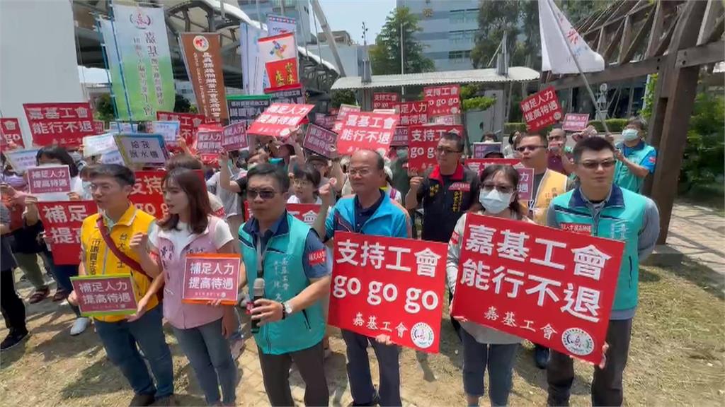 要求加薪、補足人力 嘉基工會成員繞行醫院抗議