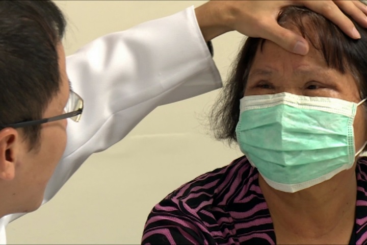 乩童附身？婦人眼不自覺抽動、睜不開