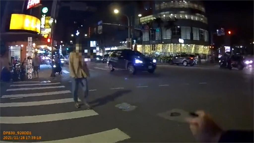 不顧危險闖紅燈過馬路　女被攔竟嗆員警「廢物」