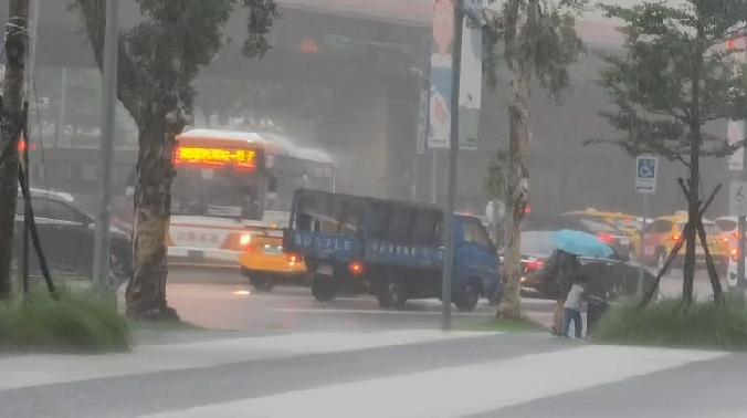 快新聞／雨區擴大狂打雷！19縣市大雨特報　雙北急發淹水警戒