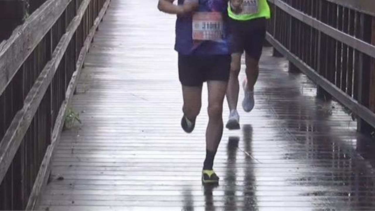 替小三女兒「報名跑全馬」她累撐樹枝！家長自豪發文遭罵…馬拉松女神轟主辦：抵制