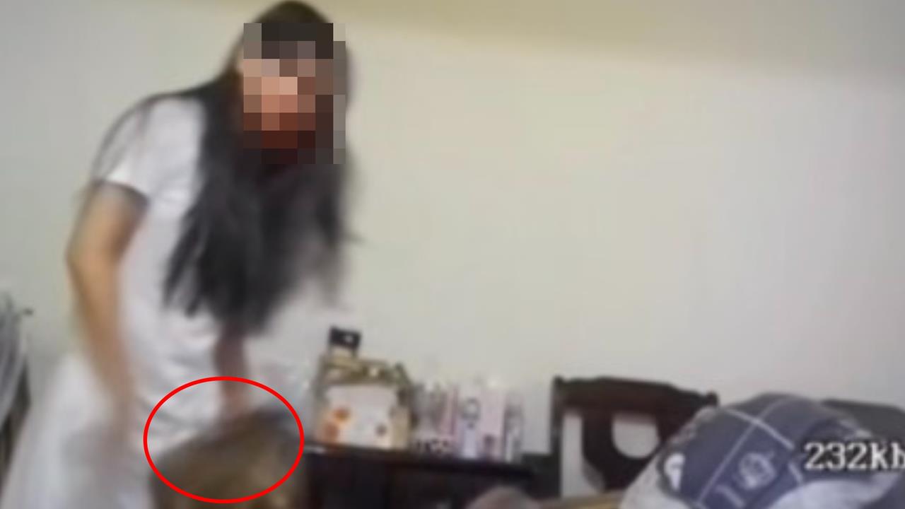 獨／恐怖看護「拖行93歲失智嬤」頭當球狂打！孫裝監視器驚見駭人1幕　畫面曝光