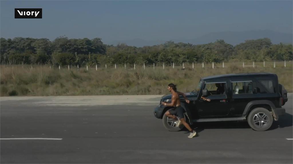 跑贏汽車！印度男子速度超越四輪　透露強壯秘訣：勤鍛鍊+吃天然食物