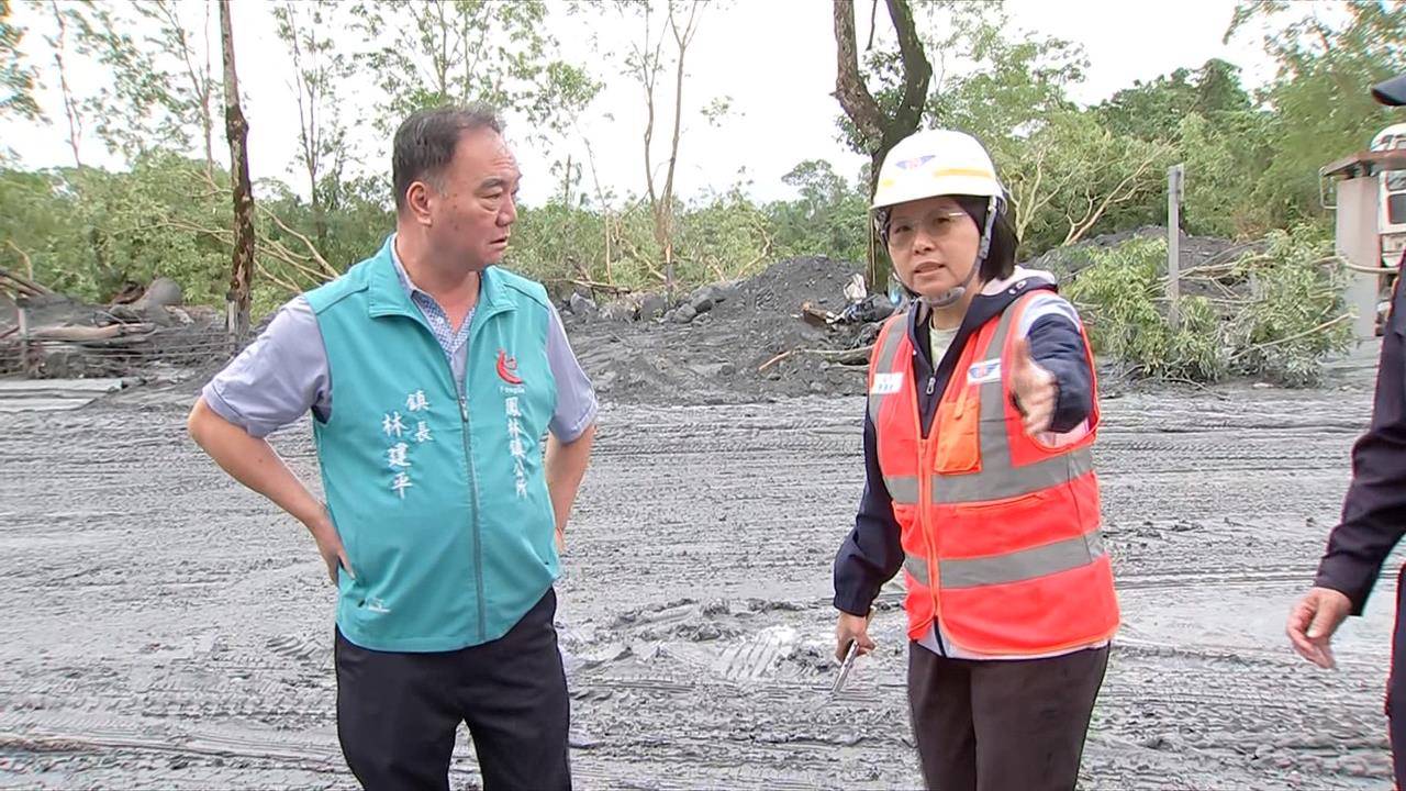 馬太鞍溪堰塞湖溢流清淤 鳳林鎮公所與工務段現場爆口角