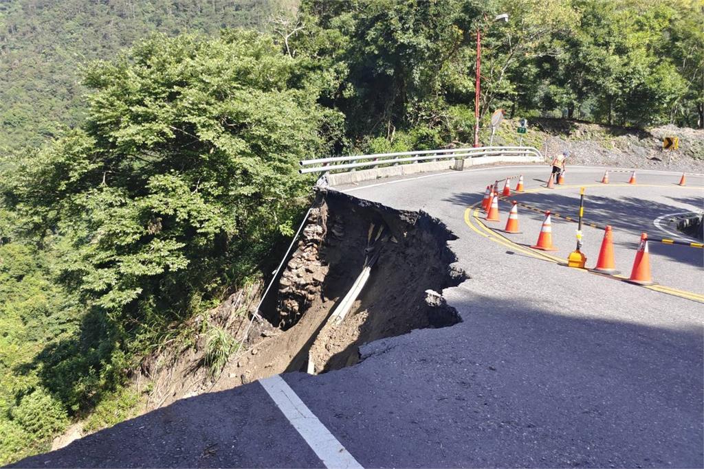 快新聞／上山注意！南投台14線77K處路面崩塌「1車道消失」　驚悚畫面曝光