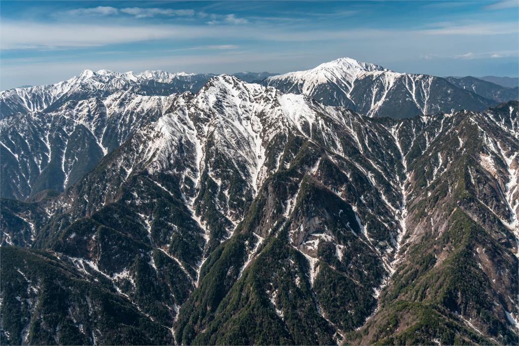 日本「甲斐駒岳」初雪晚到　暖空氣壟罩山頂初冠雪晚22天