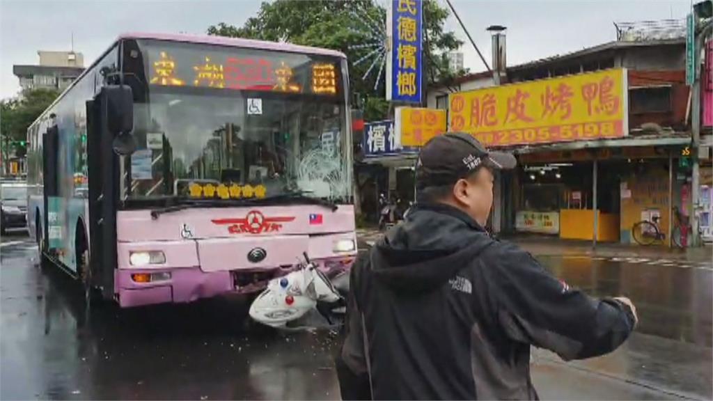 公車疑闖紅燈 撞上警用機車 員警血流如注送醫  公車女駕駛驚嚇