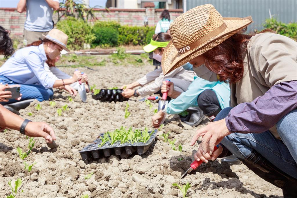 高虹安戰學歷惹議！沈慧虹痛批傲慢自負　想起沒機會讀書被笑的母親