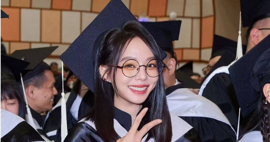 孫淑媚陪朋友旁聽結果自己「讀上癮」 碩士專班畢業抱回「傑出表現獎」