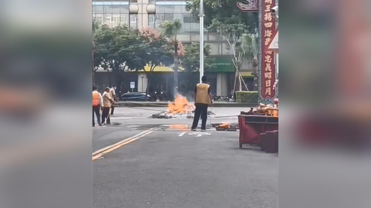 太缺德！高雄寺廟馬路「燒金紙」　信徒機車「人行道停整排」　依法裁處