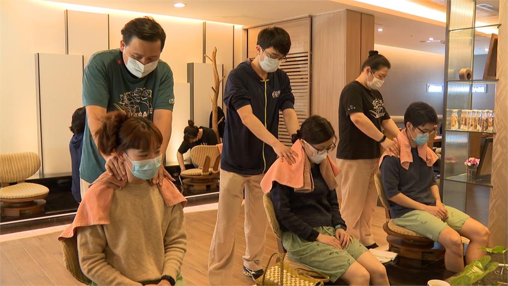 按摩店防疫超嚴謹！戴口罩、勤消毒盼讓客人放心