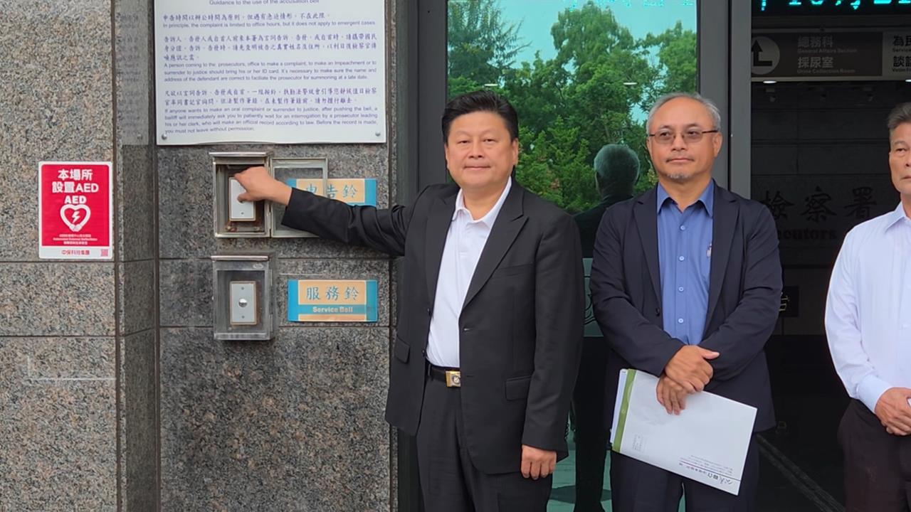 踹桌!傅崐萁赴地檢署提告 張峻:替鄉親踢這腳很值得