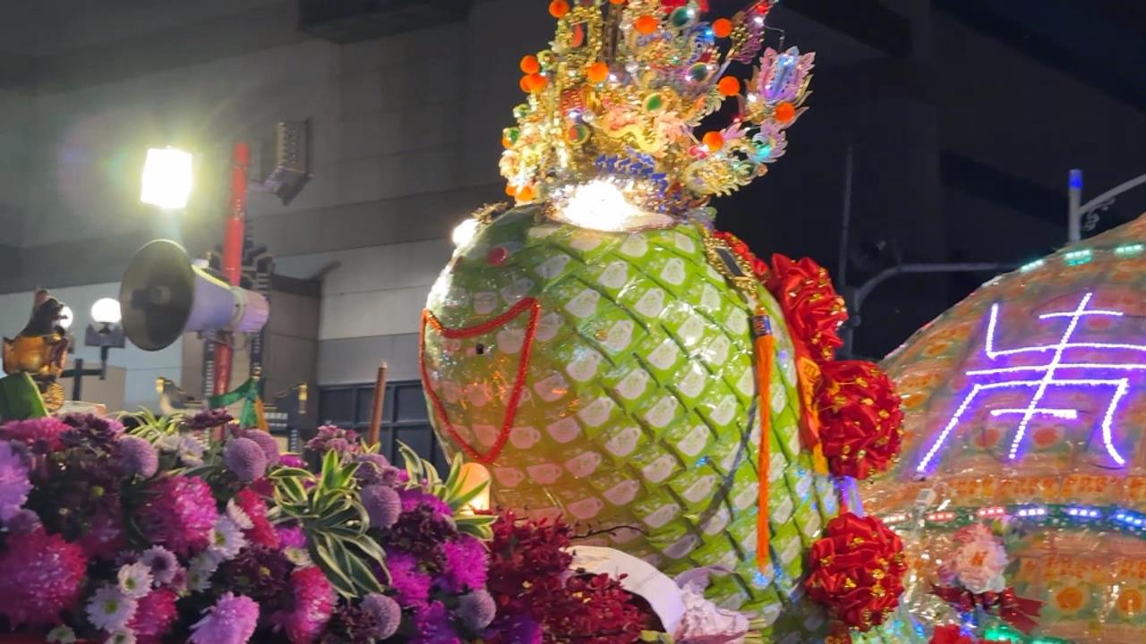 高雄意誠堂關帝廟乞龜活動 上千位信眾合力將大龜王迎回廟