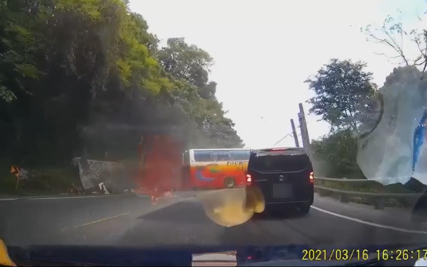 快新聞／後方行車記錄器畫面曝！ 遊覽車自撞蘇花山壁「塵土飛滿天」釀6死 