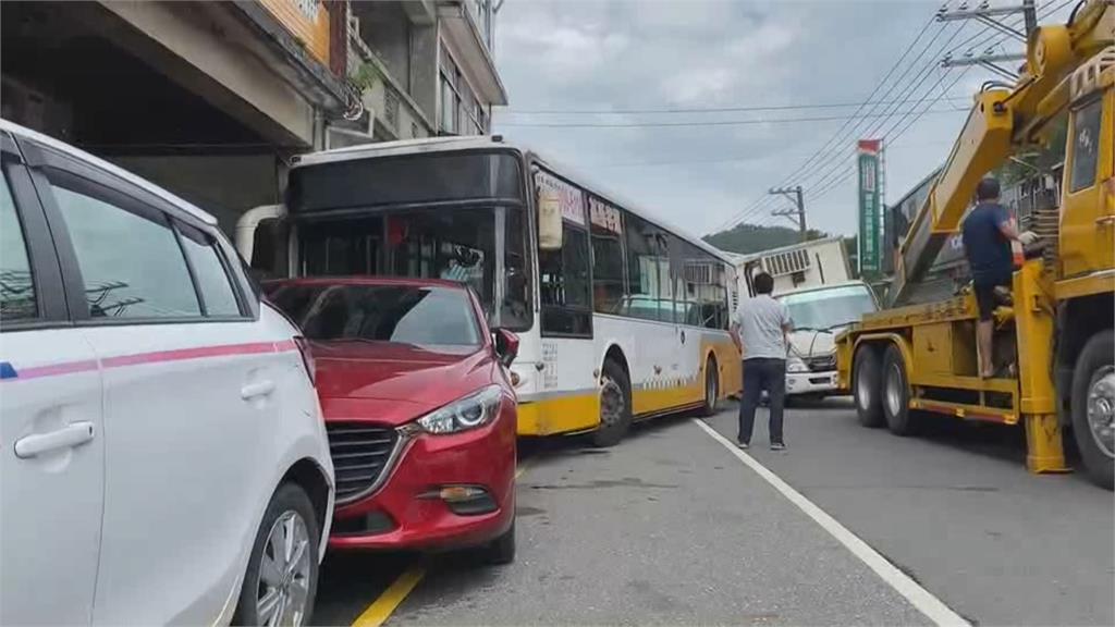 瑞芳公車遭貨車追撞　4輛車撞一團交通受阻