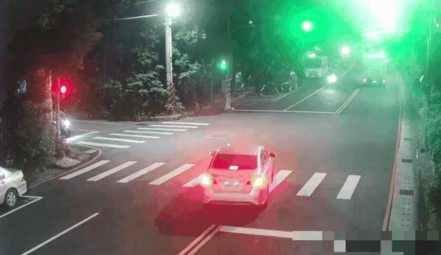 最新／新北五股驚悚車禍！左轉車撞直行機車　騎士噴飛影像曝光