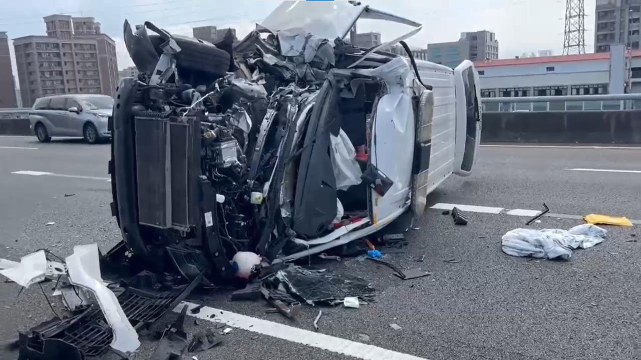 快新聞／國道救護車翻覆意外！　小貨車爆胎停靠路肩遭撞