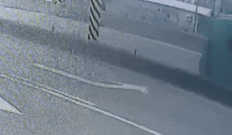 快新聞／大石塊掉一地！砂石車翻覆台68匝道口　2人一度受困「斷小指、明顯骨折」