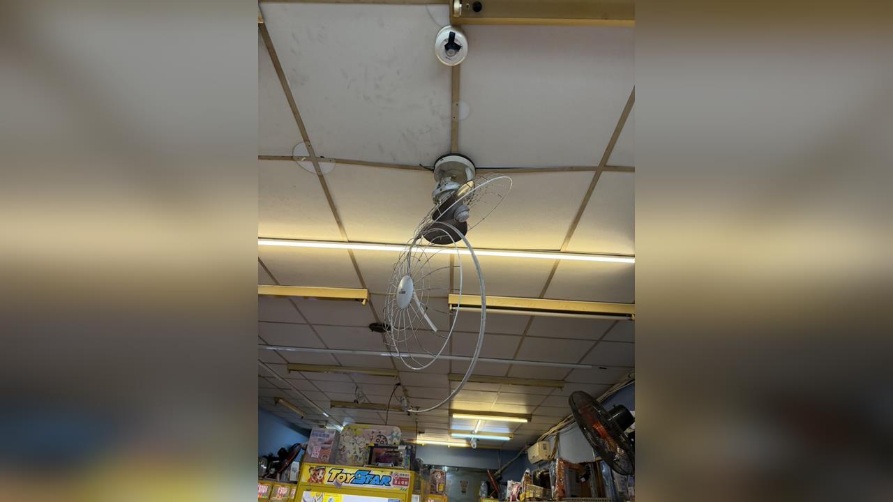 心情不好就作亂？　男闖夾娃娃機店「揮刀瘋砍」　監視器、電風扇、三角錐全遭殃