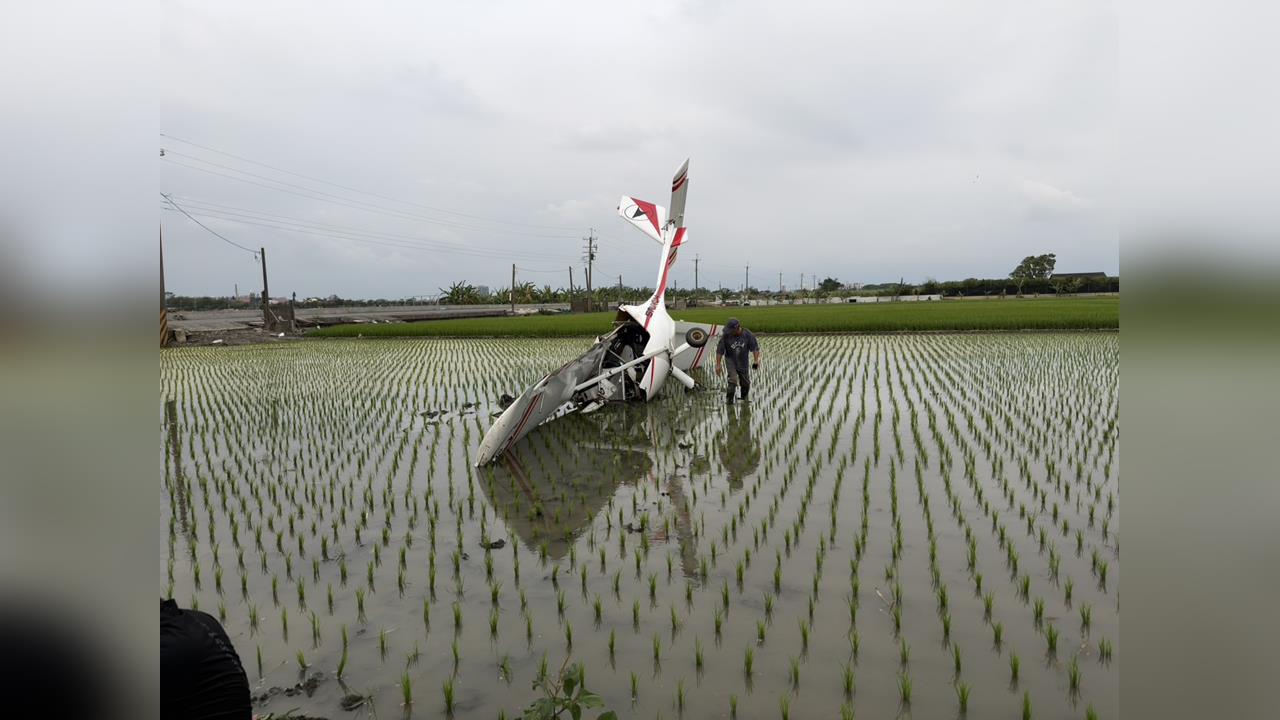 快新聞/雲林田地「飛機插秧」?輕航機墜落虎尾誇張畫面曝