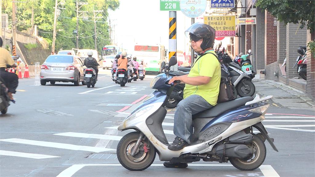 保持安全車距！　兩段式左轉　交通部短片提醒高齡機車族