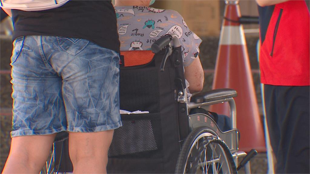 婦打疫苗血壓飆破兩百　推輪椅送醫被質疑