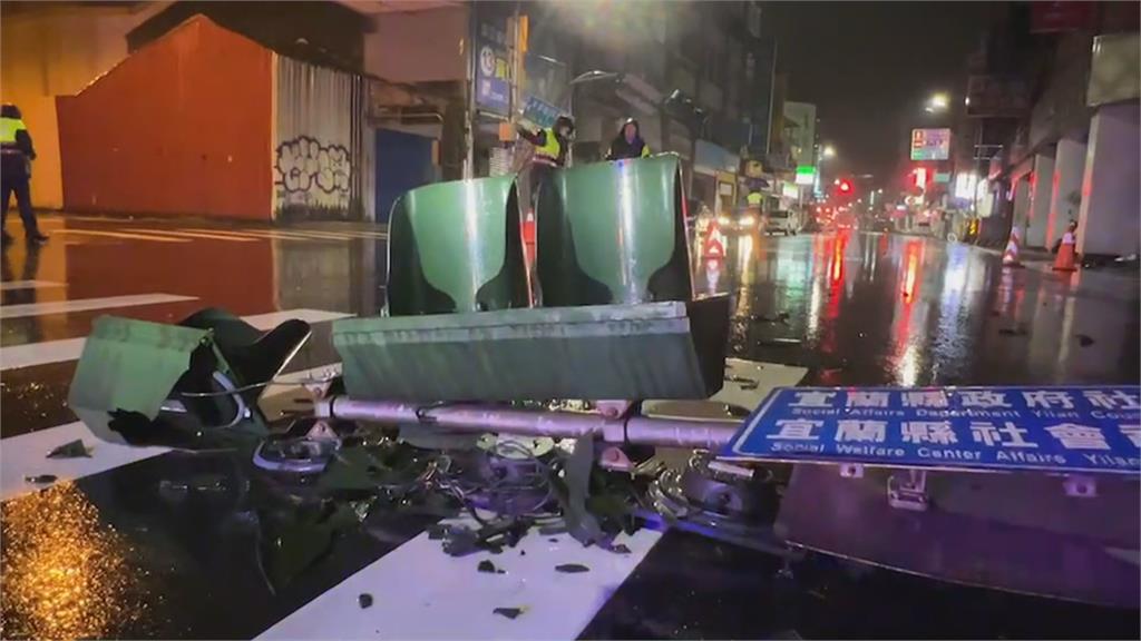 拖板車載運農用機具　連扯倒「3根交通號誌桿」駕駛竟跑了
