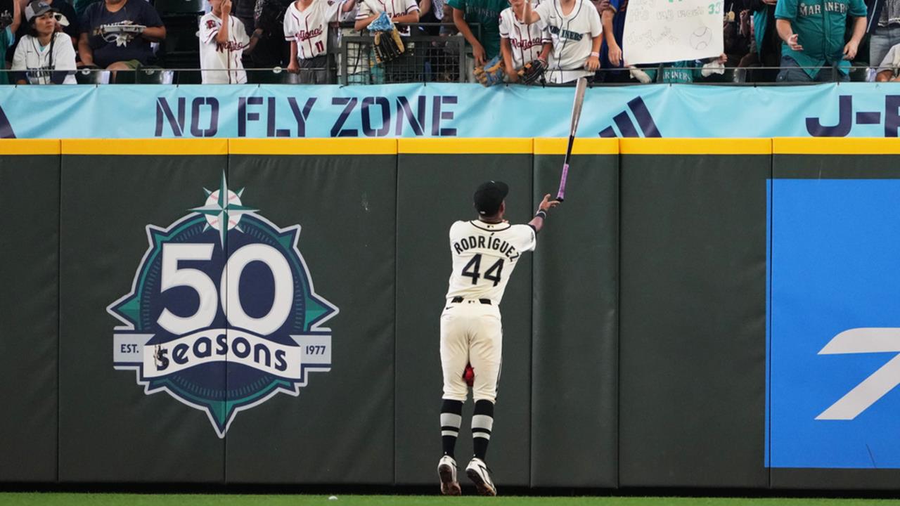 MLB(影)／比賽中直接送出簽名球棒！水手J-ROD為專屬應援團放福利、球迷嗨翻